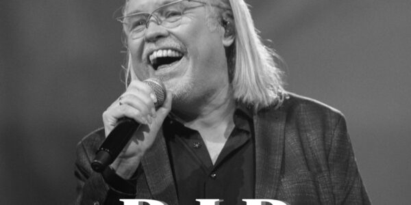 Nederland in Rouw: Volkszanger René Karst (59) Overleden — Mysterie Rond Plots Doodsbericht Schokt Fans