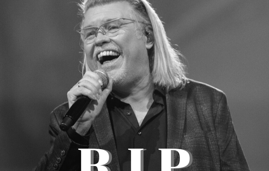 Nederland in Rouw: Volkszanger René Karst (59) Overleden — Mysterie Rond Plots Doodsbericht Schokt Fans