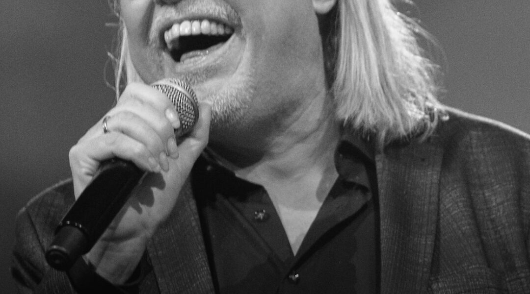 Volkszanger René Karst (59) onverwacht overleden: Nederland in diepe rouw om icoon van het levenslied