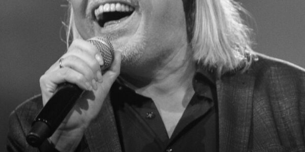 Volkszanger René Karst (59) onverwacht overleden: Nederland in diepe rouw om icoon van het levenslied