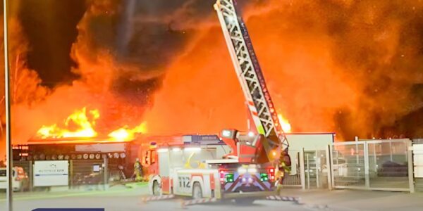 🔥 Großbrand in Gladbeck: Nächtliches Flammeninferno zerstört Werkstatt und Lagerhalle 🔥