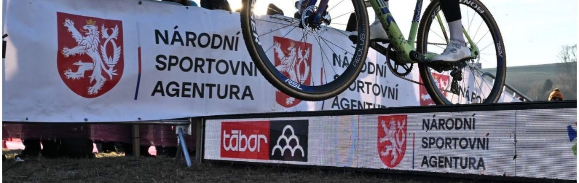 Nooit eerder was hij zo dominant: ontketende Thibau Nys pakt uit met huzarenstukje in Tabor