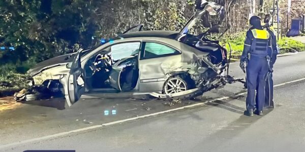 Nächtlicher Unfall in Wülfrath: Auto prallt gegen Leitplanke – Fahrer nur leicht verletzt