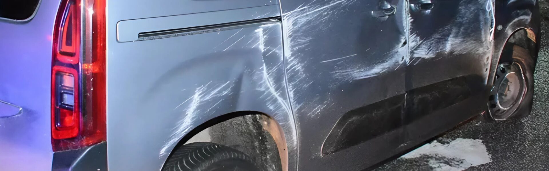 Schwarzenbek: Betrunkener 20-Jähriger überschlägt mit Fiat Doblo – Überholmanöver endet an Leitplanke