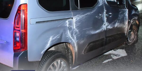 Schwarzenbek: Betrunkener 20-Jähriger überschlägt mit Fiat Doblo – Überholmanöver endet an Leitplanke