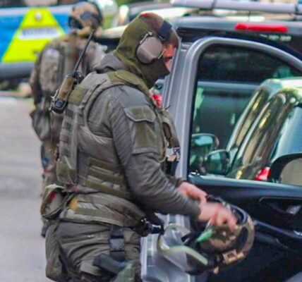 Rastatt: Großeinsatz der Polizei nach Meldung über bewaffnete Person im Zug – Flüchtiger weiterhin auf der Flucht